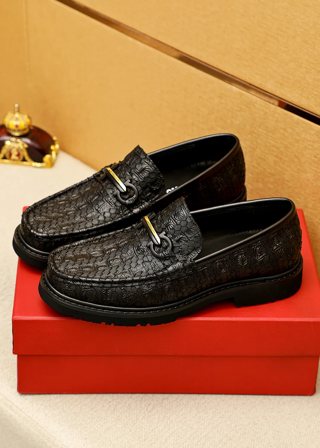 Men's shoes 💰520 💐 Product trademark: Ferragamo "Ferragamo" casual leather shoes Regular size: 38-44 (45.46🉑️customized) Product materials: Selected imported first-layer calfskin embossed upper + original hardware buckle, imported water-dyed cow leather lining. Strong three-dimensional visual effect, original outsole color: 1⃣️color optional